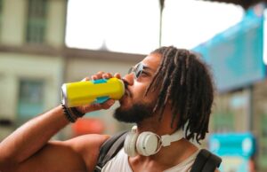 Um copo meio vazio? A verdade por detrás das bebidas funcionais e das suas promessas de nos fazerem sentir mais calmos