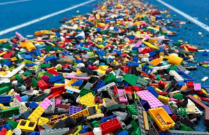 Gabrielle correu descalça em cima de peças de Lego. E quebrou um recorde mundial