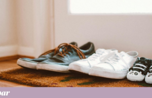Devo tirar os sapatos quando entro em casa?