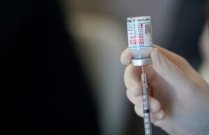 Pessoas vacinadas contra a COVID-19 têm menor risco de morte, diz estudo