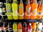 Impostos sobre bebidas açucaradas e álcool devem subir para travar doenças evitáveis, diz OMS