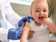 Gotas de solução açucarada aliviam dor de bebés em procedimentos hospitalares, indica estudo