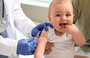 Gotas de solução açucarada aliviam dor de bebés em procedimentos hospitalares, indica estudo