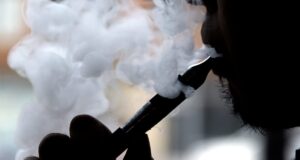 Cigarros eletrónicos ajudam mais a deixar de fumar mas não são isentos de riscos