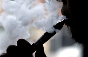 Cigarros eletrónicos ajudam mais a deixar de fumar mas não são isentos de riscos