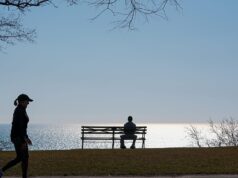 Sentir-se só pode pesar mais do que estar sozinho, conclui estudo