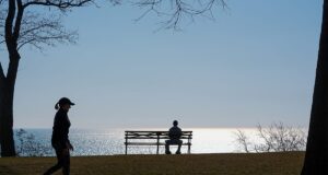 Sentir-se só pode pesar mais do que estar sozinho, conclui estudo