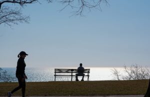 Sentir-se só pode pesar mais do que estar sozinho, conclui estudo