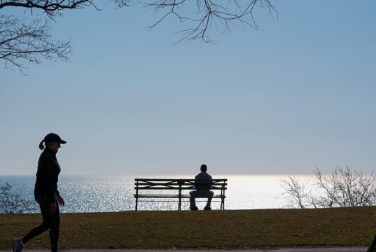 Sentir-se só pode pesar mais do que estar sozinho, conclui estudo