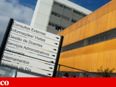 Director de recursos humanos de hospital acusado de prender trabalhadora à cadeira para a obrigar a terminar trabalho