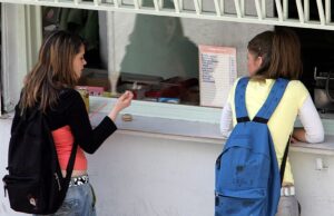 Grécia: enchidos e refrigerantes proibidos nas cantinas escolares
