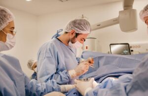 Mundo enfrenta escassez de 100 milhões de profissionais de oncologia até 2050, alerta Lancet