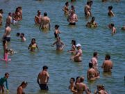 Verão: proteger-se de infeções na praia e na piscina