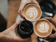 Até cinco chávenas diárias de café são seguras para o coração, diz novo estudo